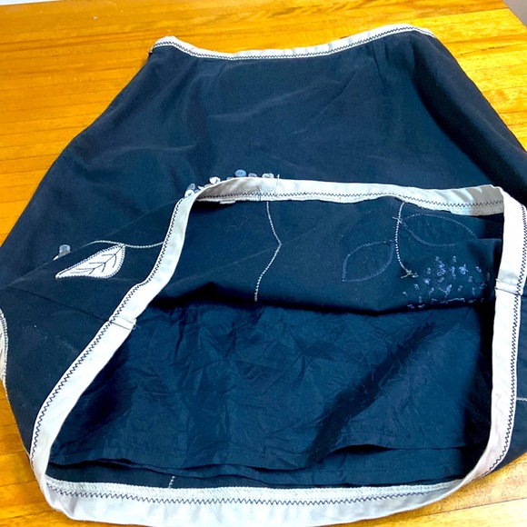 GORGEOUS Boden black cotton skirt sz 4 US (8UK) with beautiful floral details - Picture 6 of 7